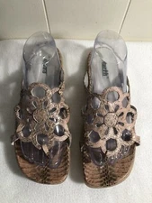 EARTH Pink/Brown Sedona Reptile Leather Thong Flip-Flops FLOWER SIZE 9B