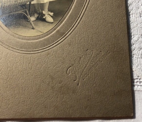 Vintage Antique Cabinet Photo 5" By 8-1/2" Woman By Wicker Chair Big Bow H-51 - Picture 3 of 4