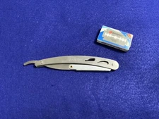 CLASSIC STAINLESS STEEL STRAIGHT EDGE BARBER RAZOR WITH RAZORS