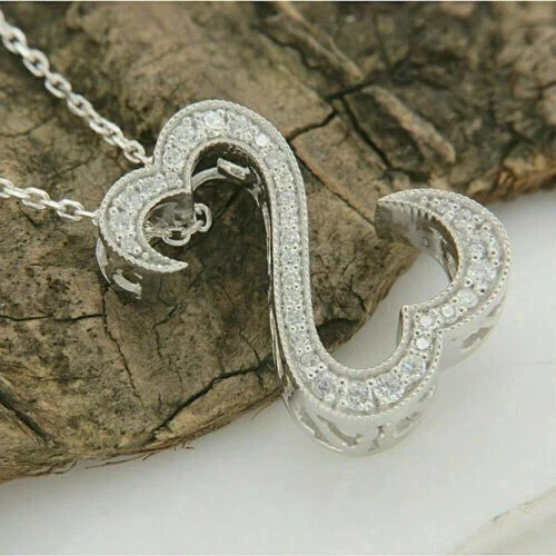 Colgante de corazón abierto de diamantes de corte redondo de 1 quilate enchapado en oro blanco de 14 k con C Foto 4 de 4