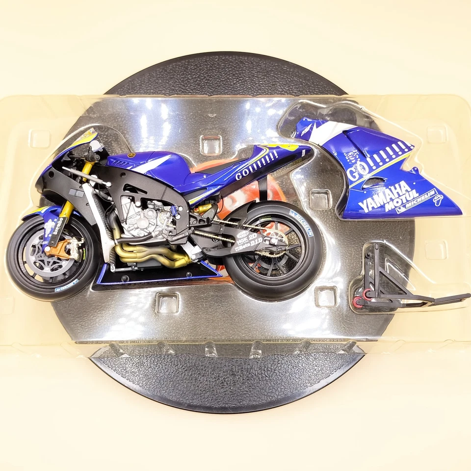 MINICHAMPS 1/12 Yamaha YZR-M1 Valentino Rossi Gauloises MotoGP 2015 122053046 - Image 2 of 4