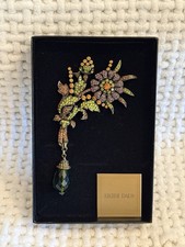 Spilla Heidi Daus cristallo floreale con spilla goccia verde pendente nuova con scatola