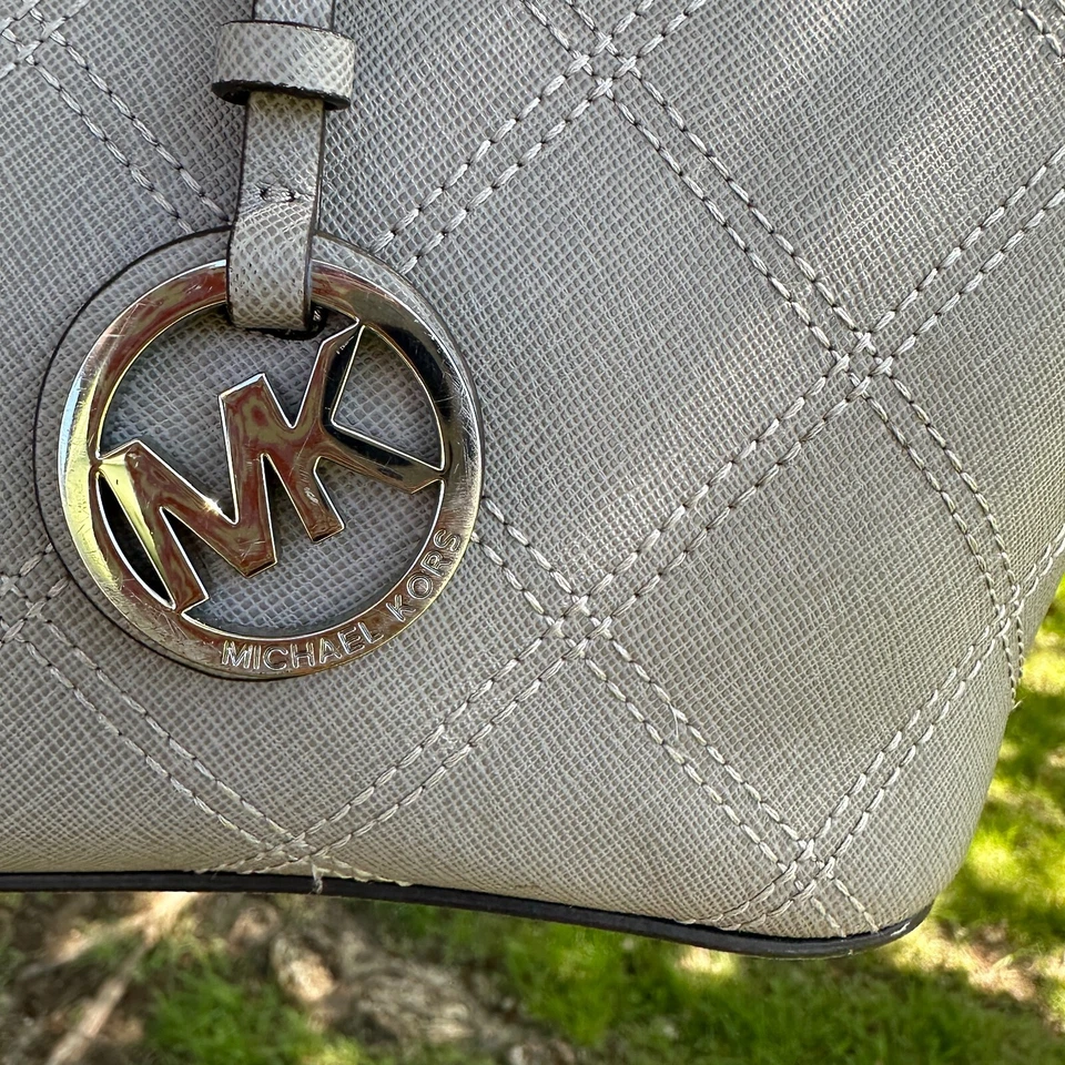 Bolso de Mano Michael Kors Jet Set Viaje Acolchado Saffiano Gris Foto 2 de 4