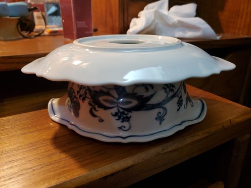 Blue Danube Blue Onion Gravy Boat w/Attached Underplate Excellent Used Condition - Picture 3 of 4