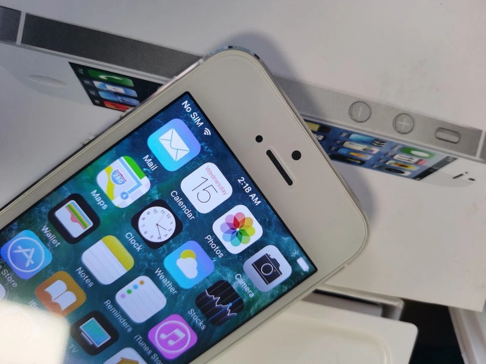 Apple iPhone 5 - 64GB - White & Silver (Unlocked) A1429 (GSM) - Image 4 of 4