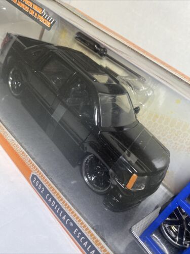 Jada 1/24 Just Trucks 2002 Cadillac Escalade EXT Black - Picture 3 of 6