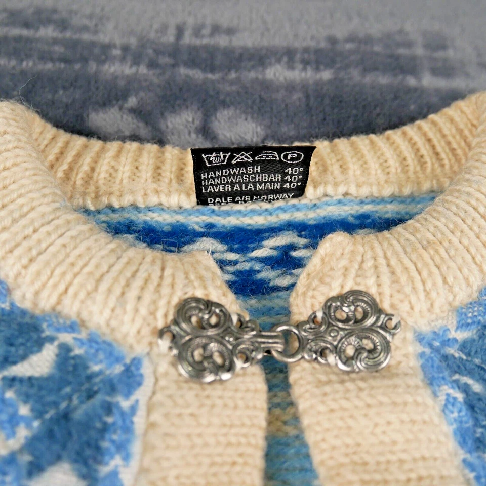 Dale of Norway Cardigan Medium Blue Reindeer Pure New Wool Knit Ivory Clasp VTG - Image 3 of 4