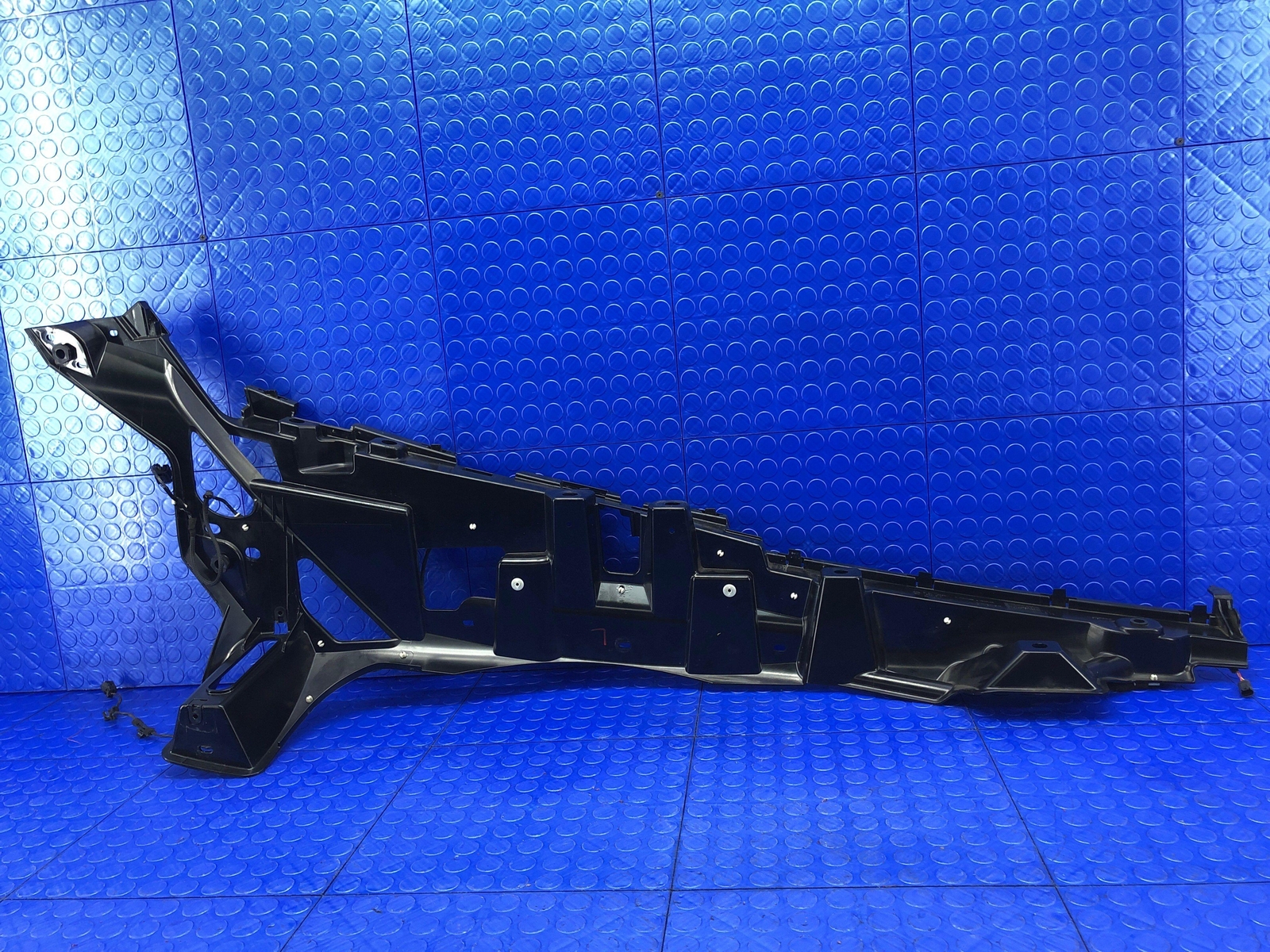 2014-2019 BMW I8 OEM REAR LEFT QUARTER PANEL BRACKET 51647336311