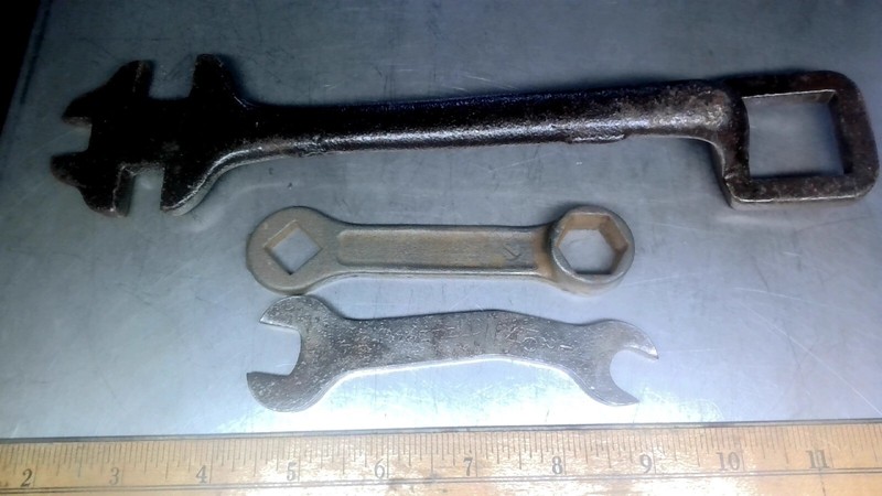 3 Wrench Buggy Box Wakefield Open antique vintage old tools