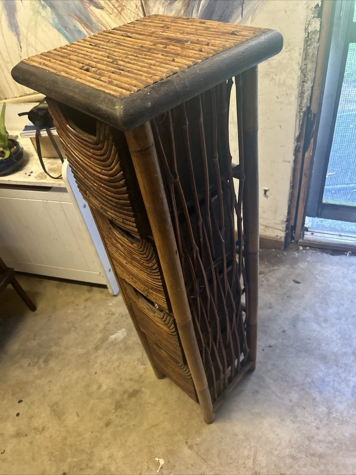 Antigua mesa de almacenamiento indonesia de 4 cajones de ratán Foto 3 de 3