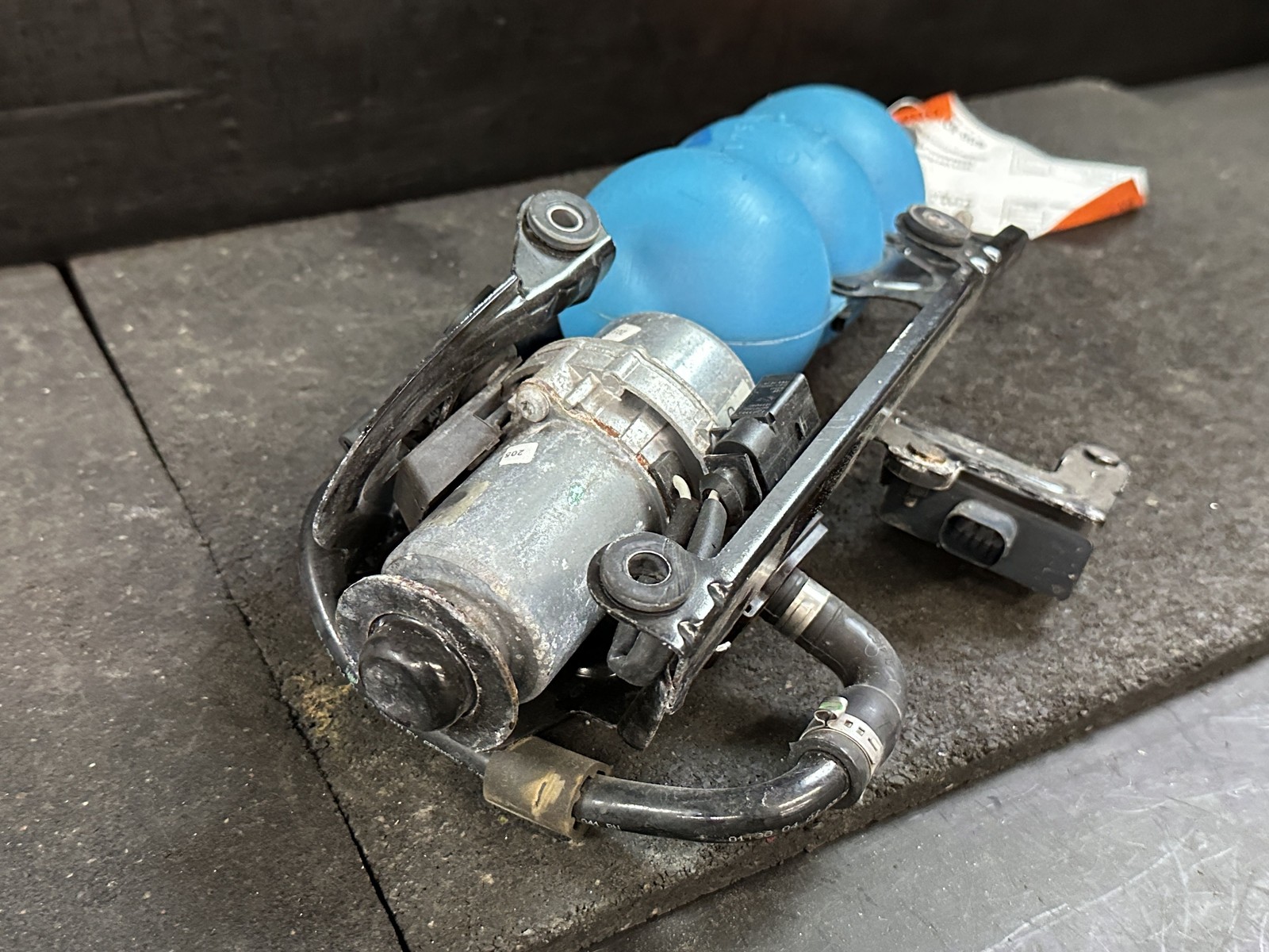 06-13 BENTLEY CONTINENTAL BRAKE BOOSTER VACUUM PUMP W/ RESERVOIR 8E0927317D