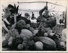 1962 Press Photo Susan Smith eats grapes at Shaker Square Show - cvb33643