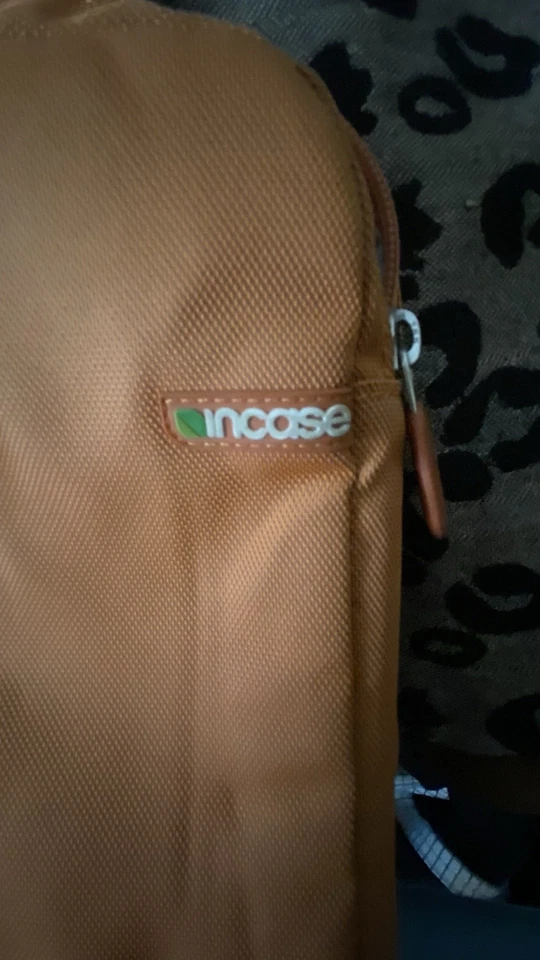 Bolso para portátil Incase calzoncillo con cremallera - naranja Foto 3 de 4