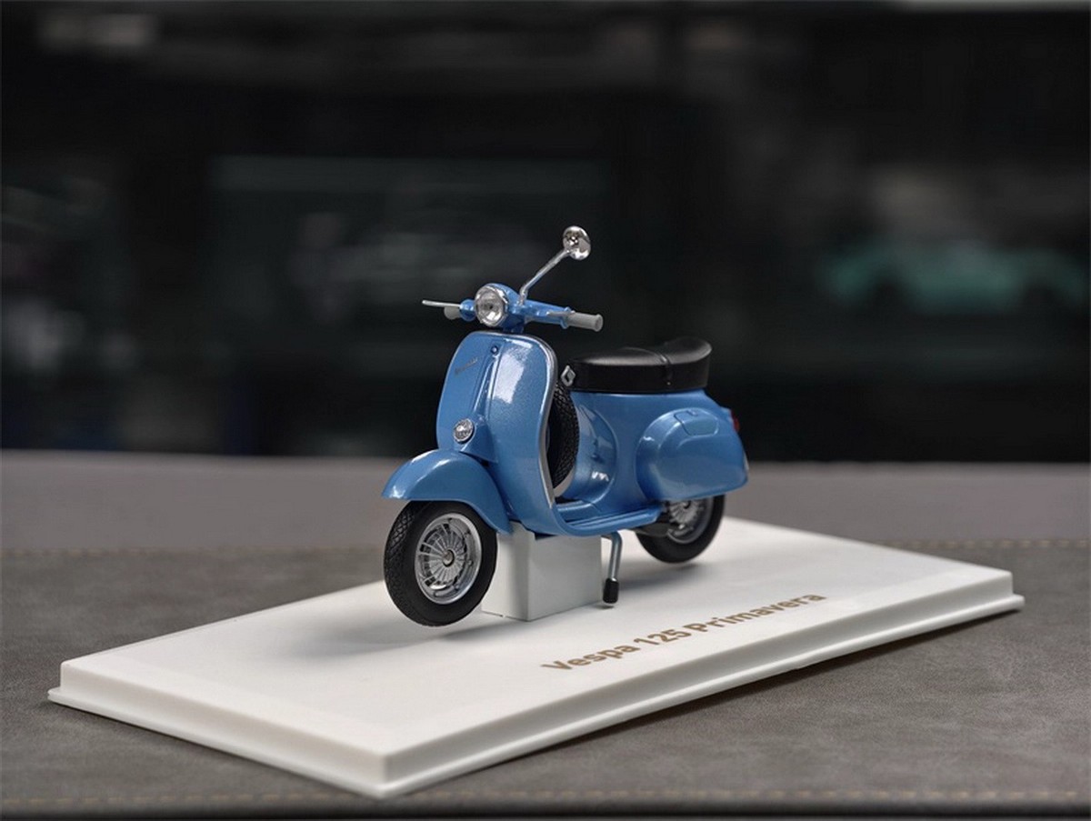 Norev 1/18 Scale Vespa 125 Primavera Blue Motorcycle Diecast Model