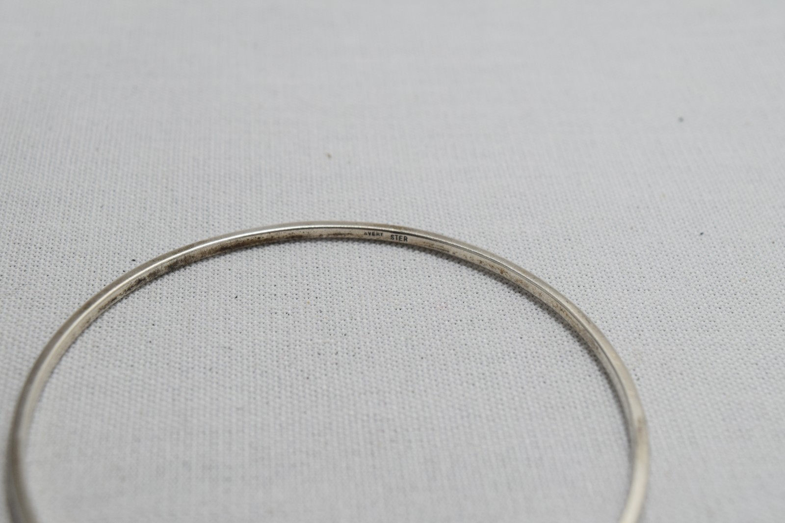 RETIRED JAMES AVERY SOLID ITHACA FISH BANGLE STER… - image 4
