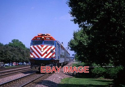 FOTO USA EISENBAHN METRA 156 AUSGEHENDER PENDLER IN ELMHURST ILLINOIS. 18 JUNI 200