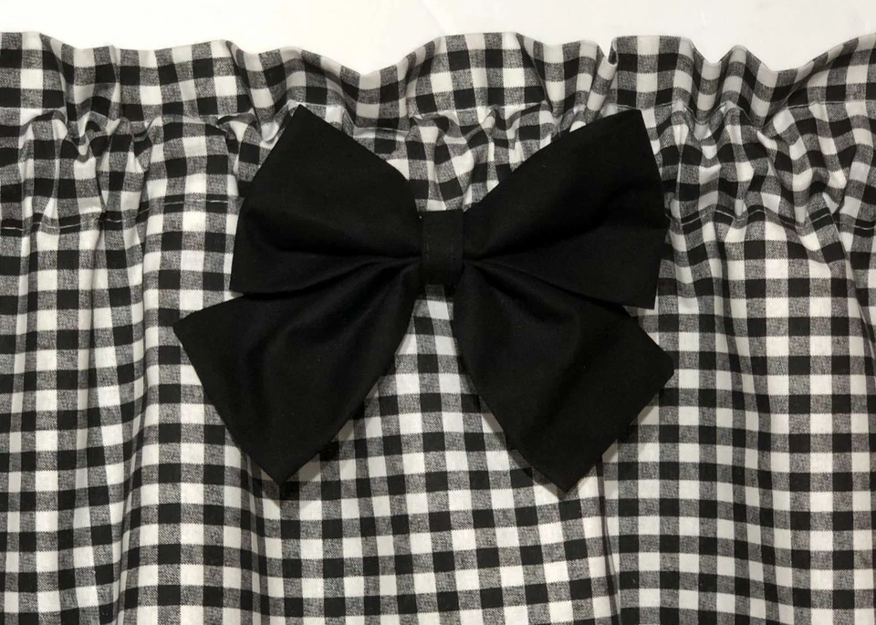 Cenefa a cuadros negra con lazos negros, cortina de cocina de granja en blanco y negro Foto 3 de 4
