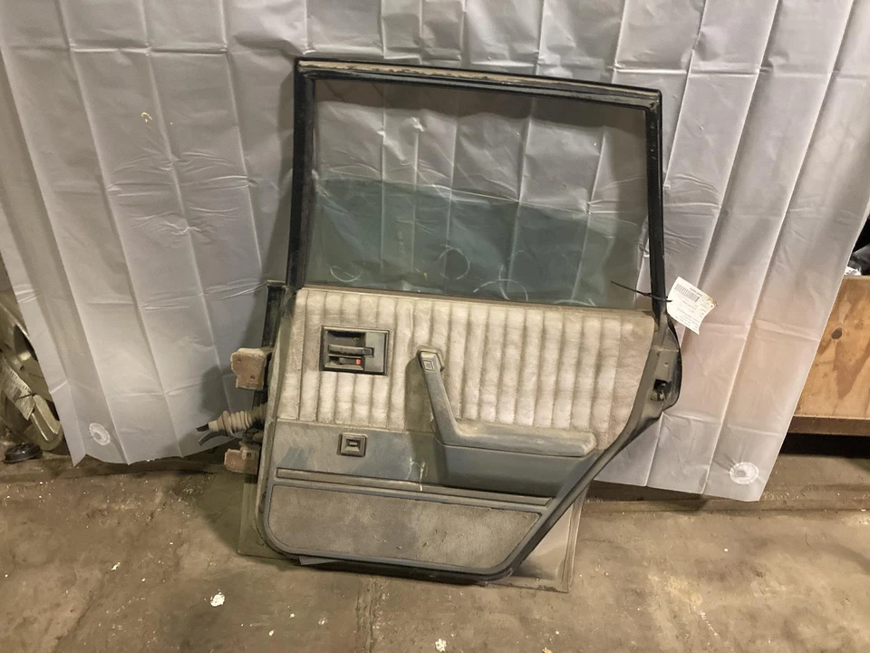 Used Rear Right Door Assembly Rear Side fits: 1985 Pontiac 6000 Sdn electric Rea - Imagem 2 de 4