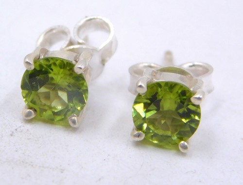 1.90 Gm 925 Sterling Silver Natural Peridot Cut Stone Stud Earring 0.5" M-2555 - Picture 3 of 4