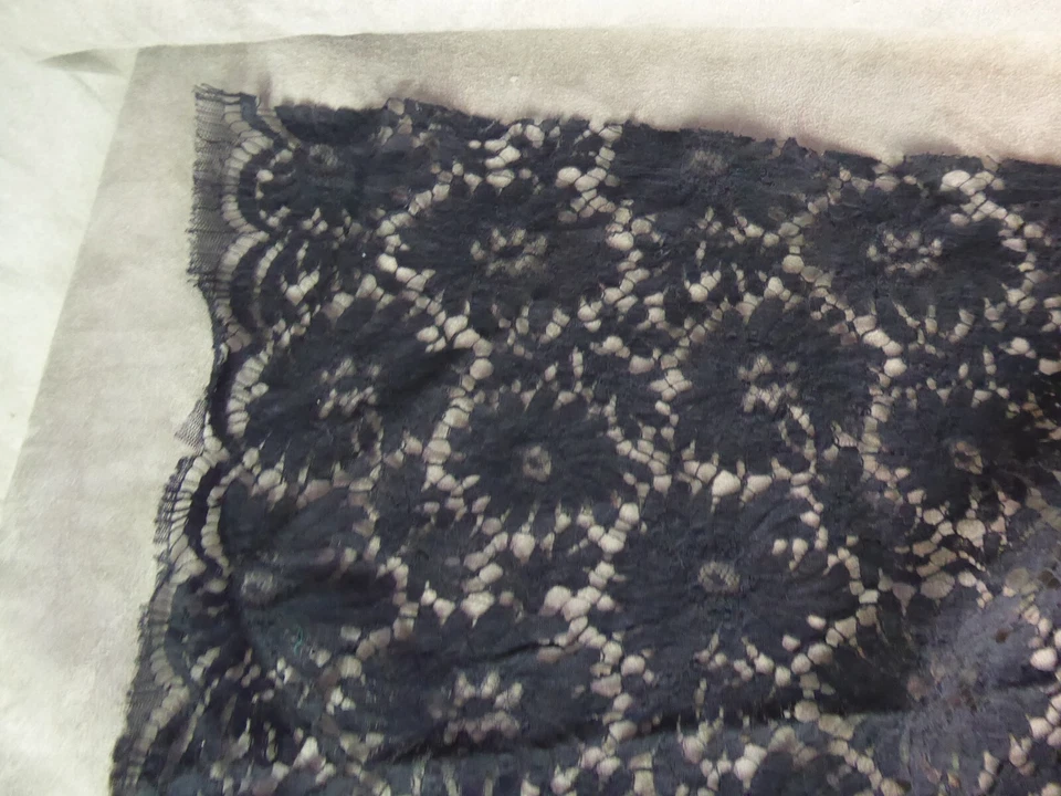 PIECE de DENTELLE (de Calais ?). Noire. - Photo 3/3