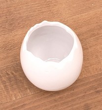 Kleine Tisch-Vasen in Eiform mit gezacktem Rand als Oster-Dekoration