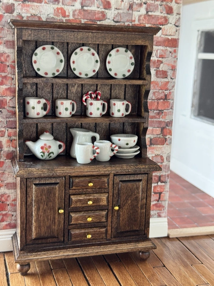 Miniatura con temática navideña; Juego de 62 piezas; Mancha de nogal oscuro; Tamaño escala 1:12 Foto 2 de 4