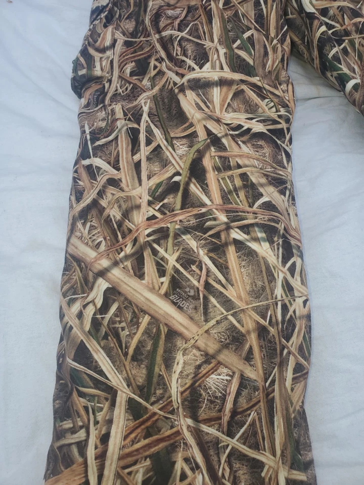 Baberos de caza aislados Yukon Gear para hombre talla mediana musgo roble sombra hierba hoja Foto 3 de 4