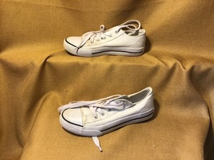 white canvas shoes size 5