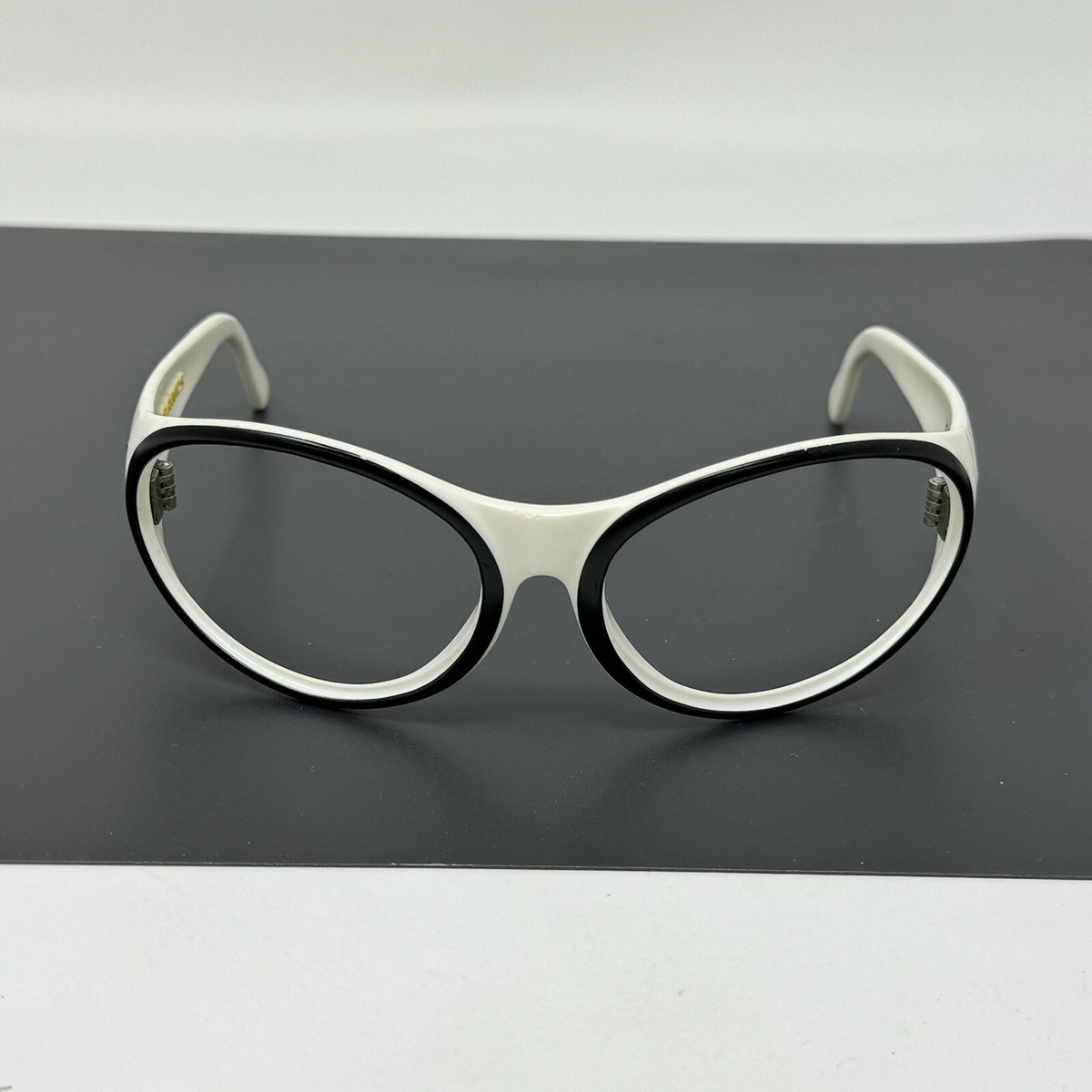 VINTAGE ARNETTE Hot Cakes White And Black No Lenses VINTAGE ARNETTE Hot Cakes White And Black No Lenses