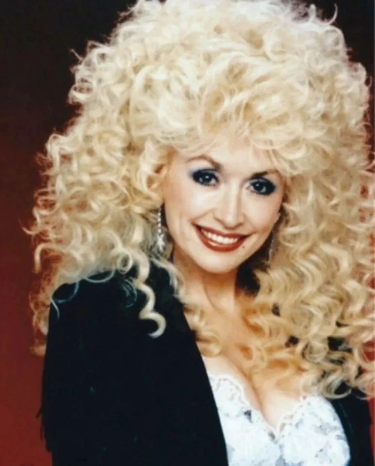 Pelucas de cabello sintéticas rizadas de longitud media Dolly Parton de moda sin tapa Foto 2 de 4