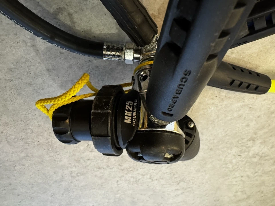 Complete set Scubapro MK25 1st Stage ,S600 2nd Stage, R285 Octo, dive comp - Image 4 of 4