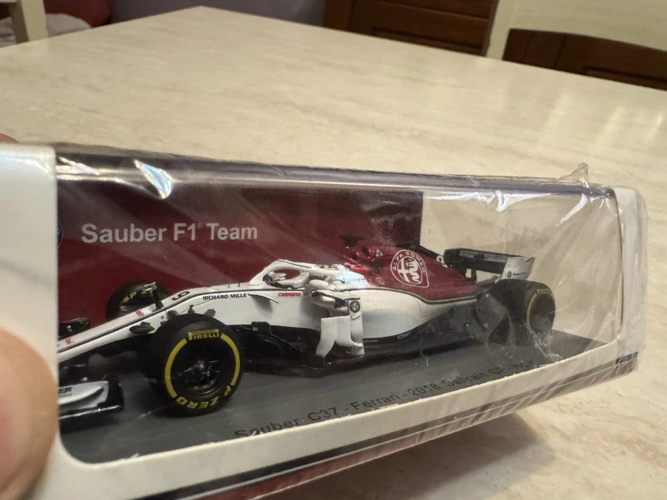 F1 Sauber C37 Ferrari Gp Bahrain 2018 Spark Model 1:43 in box da collezione - Immagine 4 di 4