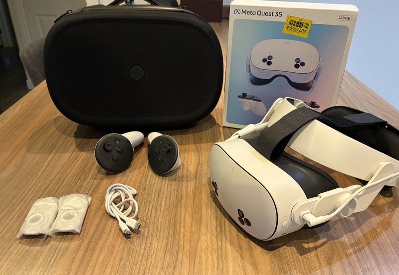 Oculus Meta Quest 3S VR, 128GB, Controllers + Venom Headstrap Power Bank + Case