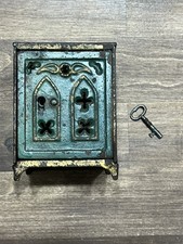 AUTÉNTICA CAJA FUERTE DE JUGUETE ANTIGUA ORIGINAL DE HIERRO FUNDIDO CON LLAVE VENTANAS DE IGLESIA AÑOS 1890