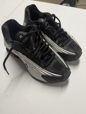Nike Shox R4 - Black Metallic Silver - Size 4 - (104265-045)
