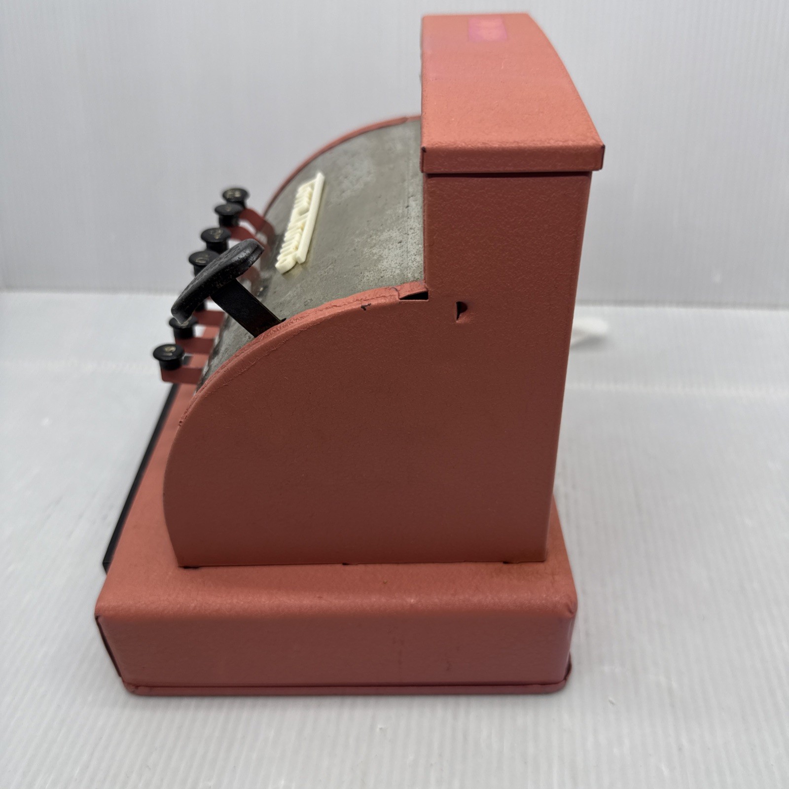 как выглядит Tom Thumb Pink Metal Cash Register 60s Western Stamping Co Model 1549 фото