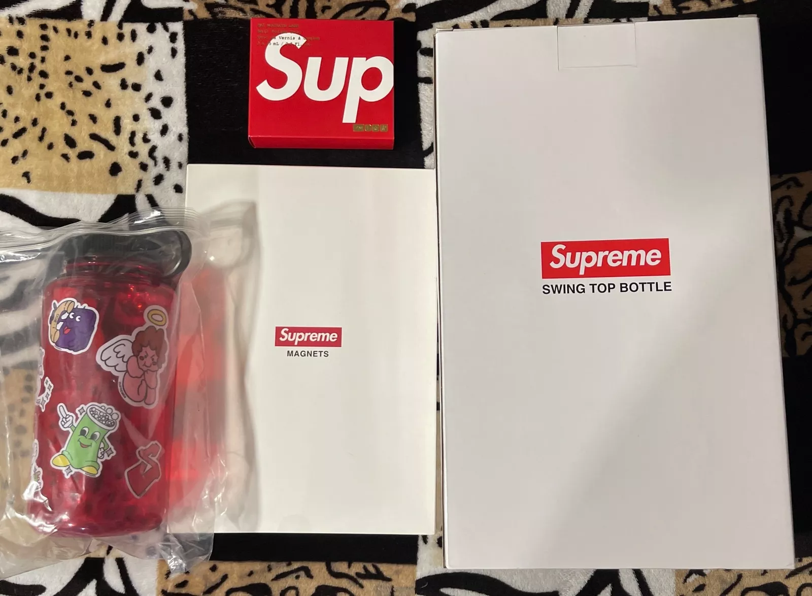 Lot neuf d'accessoires de collection scellés Supreme