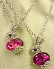 2 Stück Damen Mädchen Ostern Osterhase Hase Strass Anhänger pink + Kette silber 