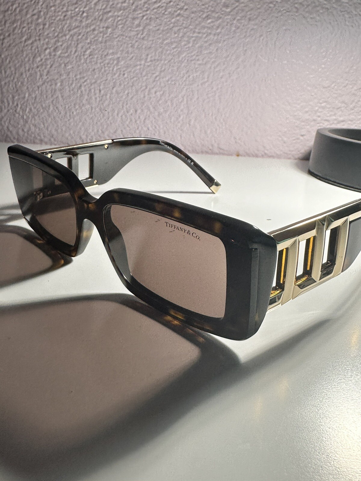 Stylish Women's Sunglasses for Ultimate Sun Protection-image