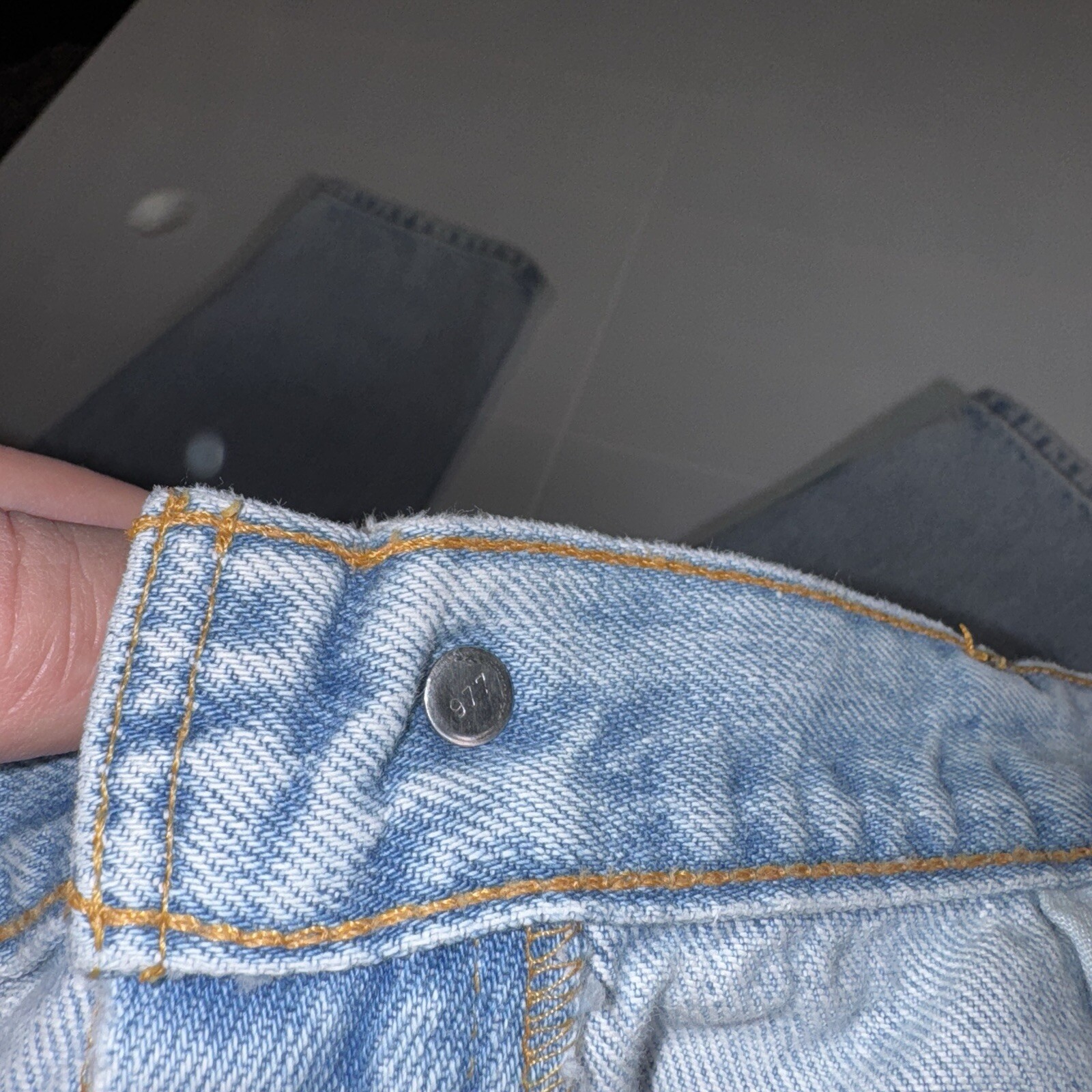 Vintage Levi's 560 Loose Fit Tapered Leg Jeans Size 34x30 (33x30) Blue