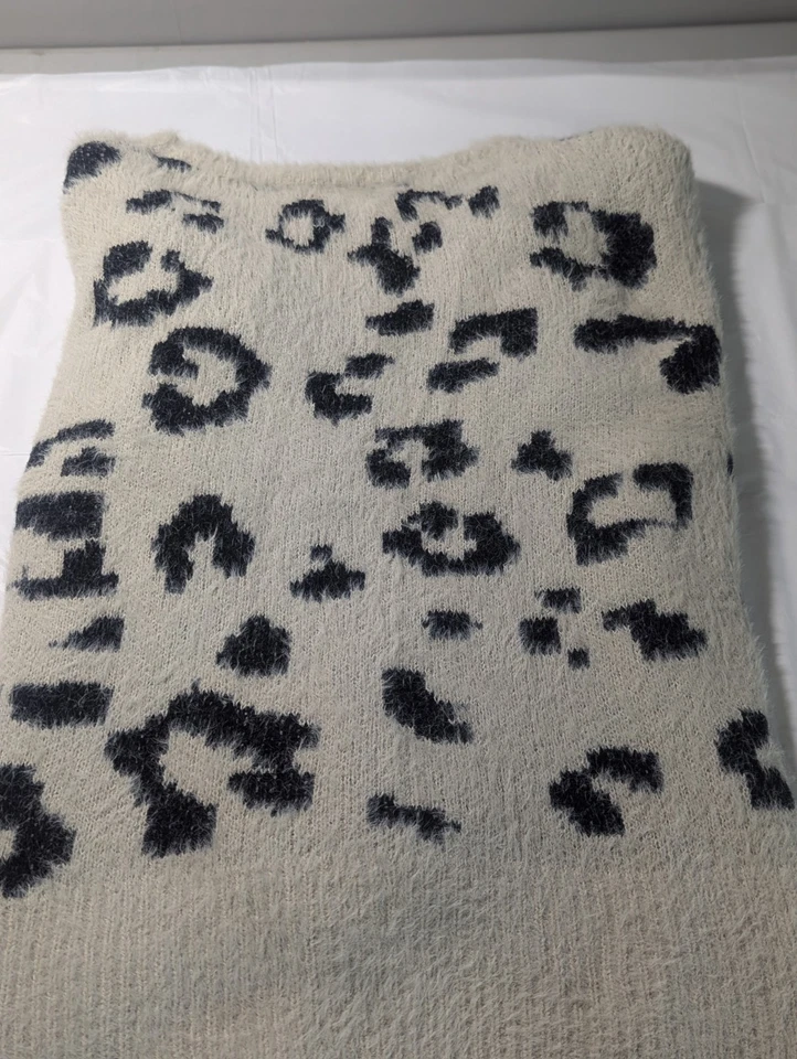 粉红色百合毛衣女式米色带黑色动物印花 XL 码。 柔软模糊 — 第 2/3 张图片