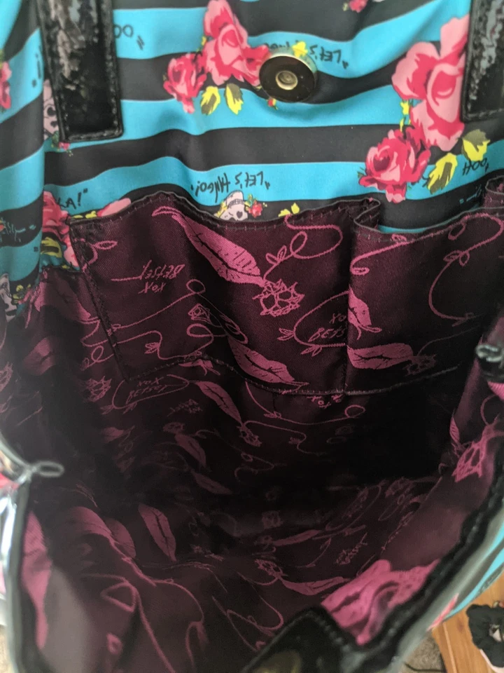 Mochila/bolso de mano Betsey Johnson con calavera a rayas negro turquesa rosa Foto 3 de 4