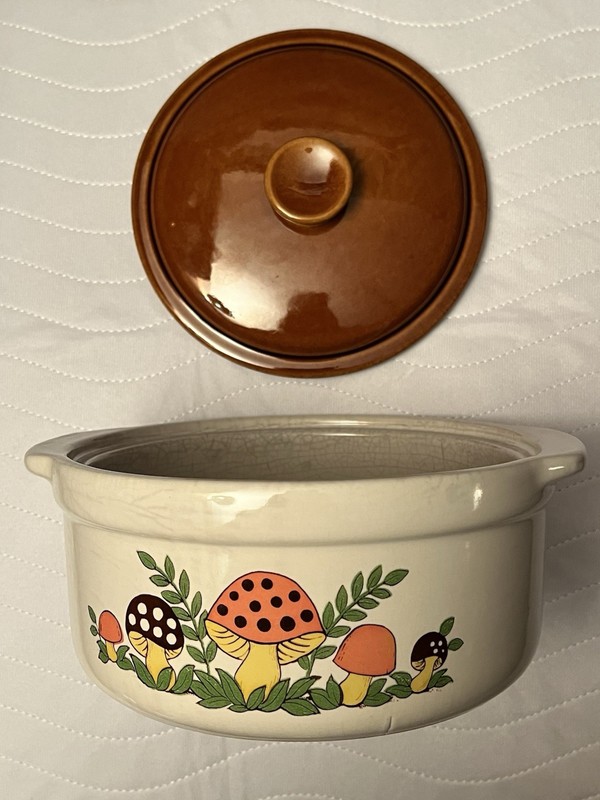 1978 Merry Mushroom Covered Casserole w/Brown Lid Very Rare Made In Japan Sears