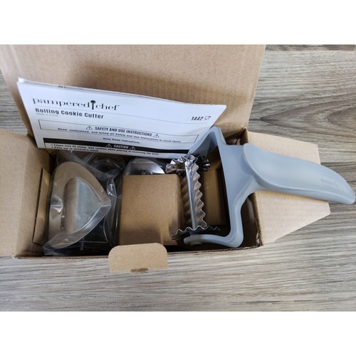 PAMPERED CHEF ROLLING COOKIE CUTTER # 1442 NEW OPEN BOX - Picture 3 of 9