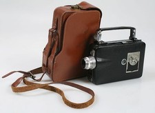 ART DECO MOVIE CAMERA W/BROWN LEATHER CASE.