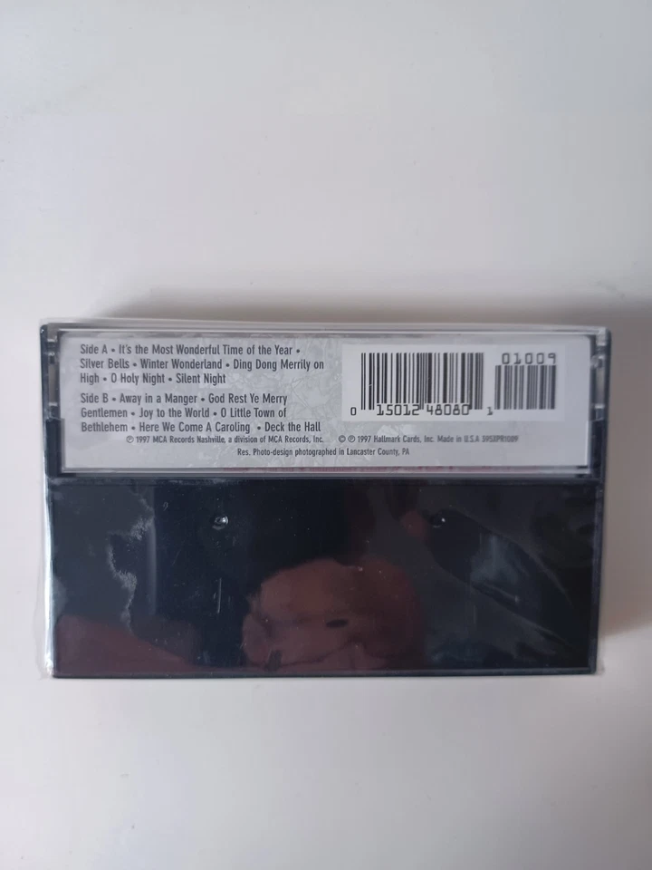 Trisha Yearwood Home for the Holidays New/Sealed Cassette 12 Classic Carols - Image 2 of 3