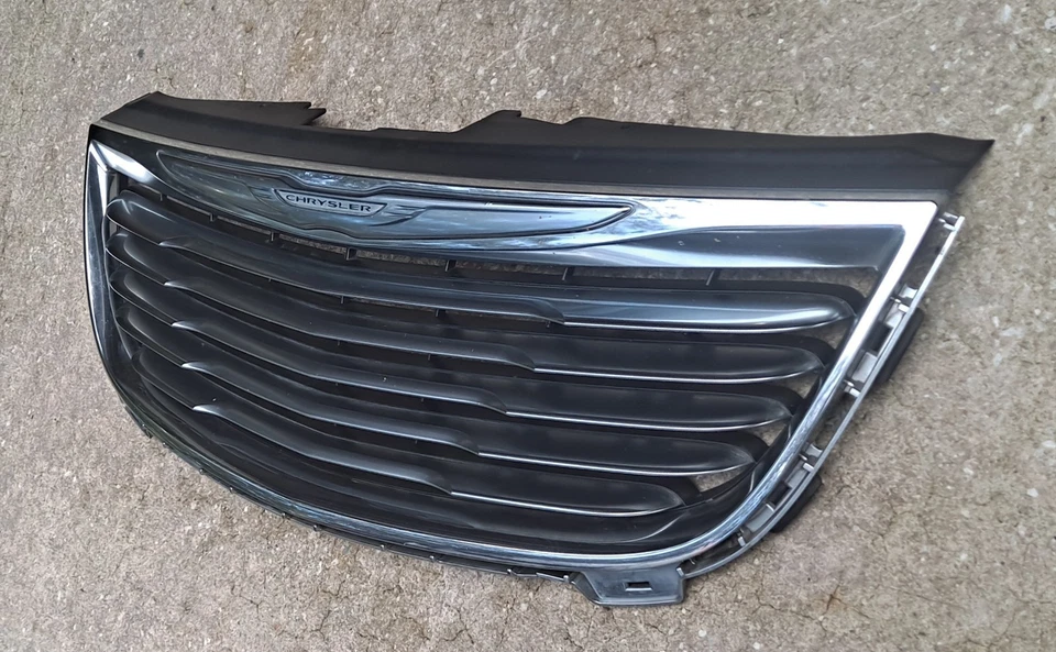 2011-2016 Chrysler Town & Country Upper Grille Silver & Chrome Surround (B) - Image 2 of 4