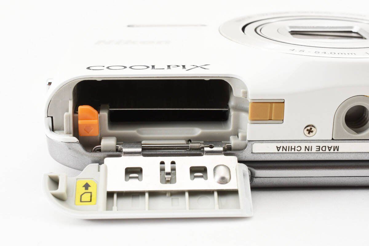 Nikon Coolpix S6600 Compact Digital Camera white16MP 12 x Nikon Coolpix S6600 Compact Digital Camera white16MP 12 x