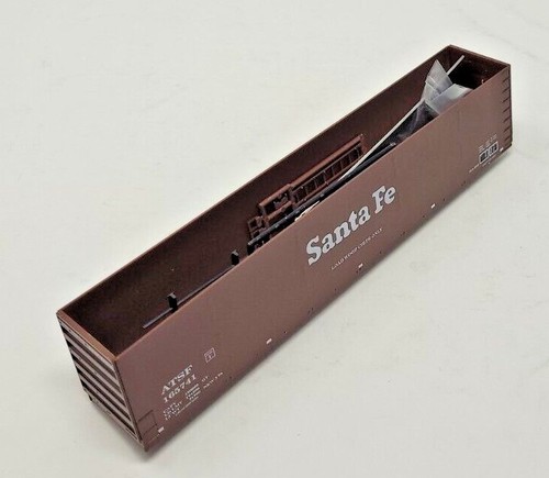 HO E&C Shops Kit 62' PACCAR Smooth Side Woodchip Gondola Santa Fe 165741 - Picture 7 of 8