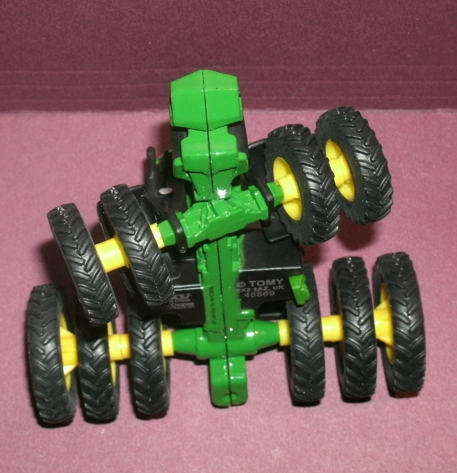 1/64 Scale John Deere 8400R Farm Tractor w/ Triples Diecast Model